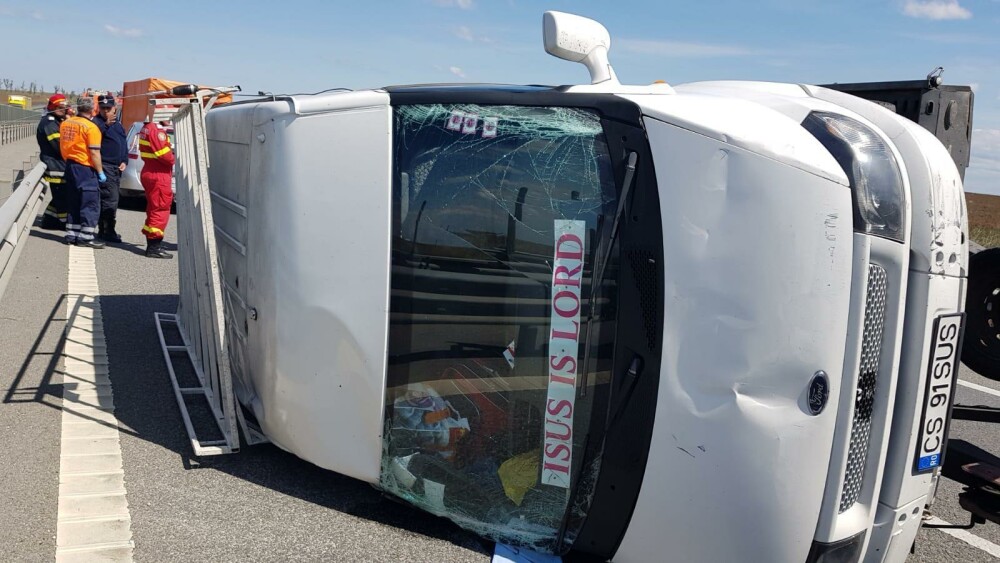 Microbuz cu 9 pasageri, răsturnat după explozia unui cauciuc. Mesajul de pe parbriz. FOTO - Imaginea 3