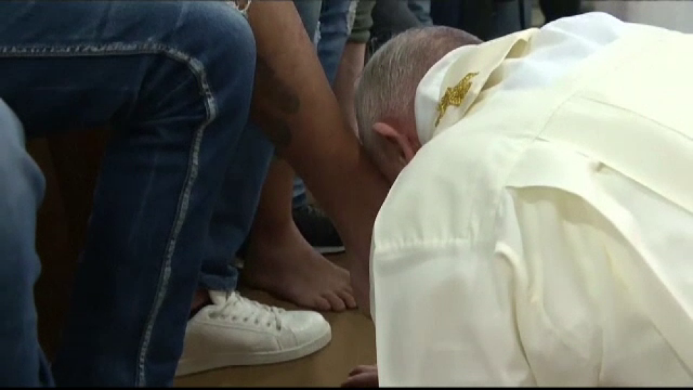Gestul făcut de Papa Francis față de 12 deținuți, în Joia Mare - Imaginea 1