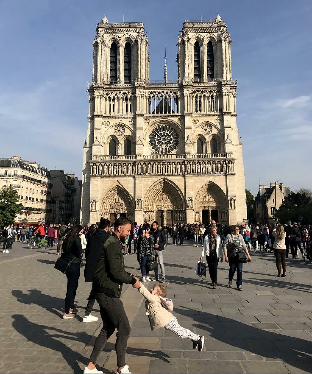 Soarta tatălui pozat jucându-se cu fetița lui chiar înainte de incendiul de la Notre-Dame - Imaginea 1