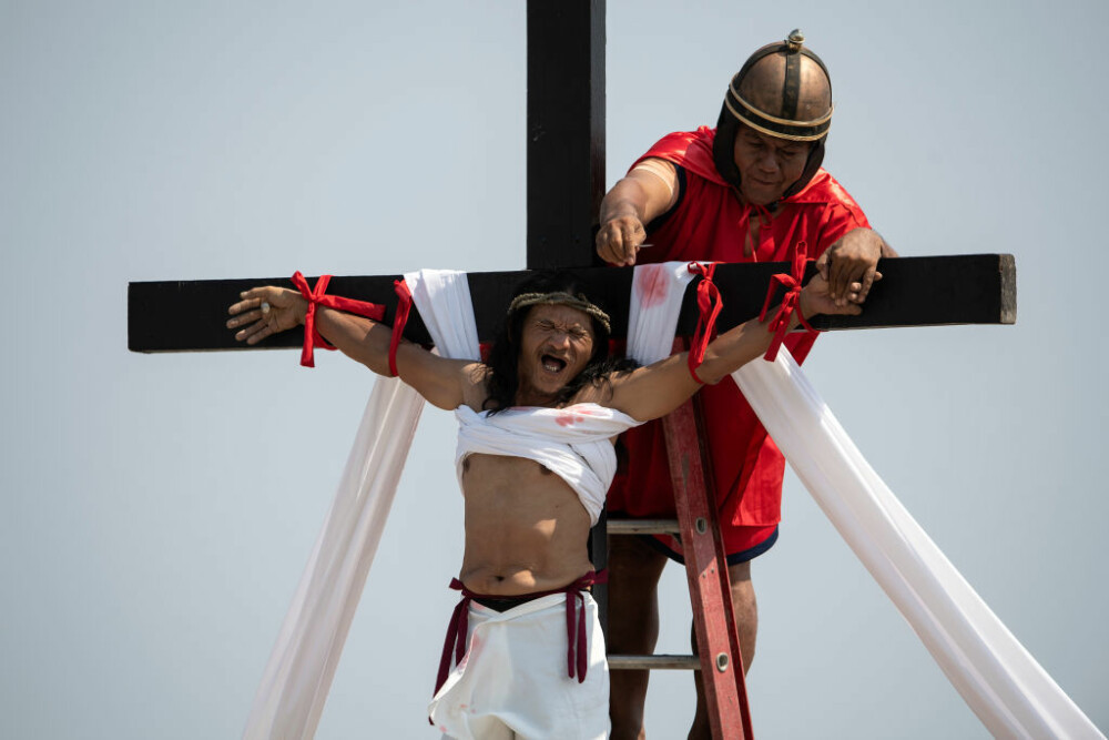 Credincioși catolici crucificați asemenea lui Iisus. Ritualul condamnat de Biserică - Imaginea 3