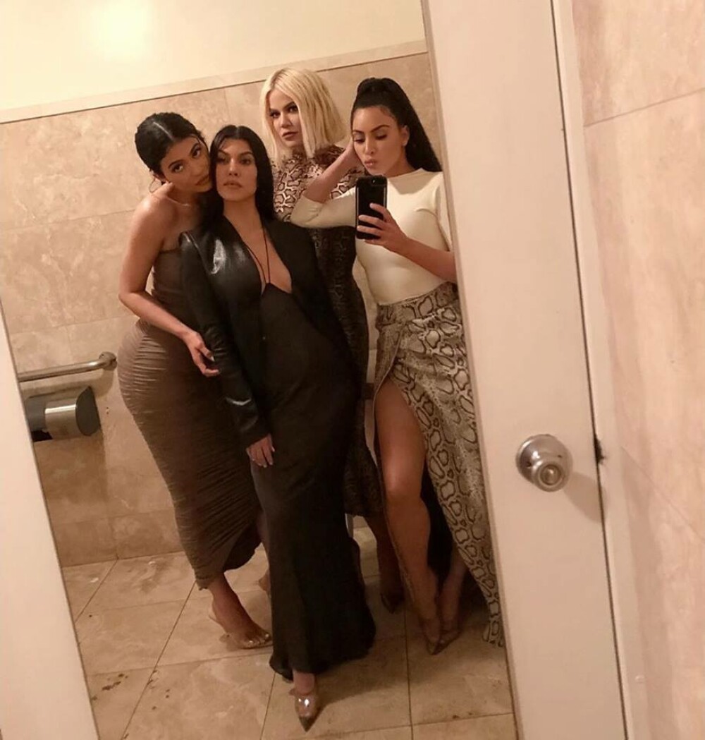 Kourtney Kardashian, noi imagini în costum de baie. A dezvăluit secretul siluetei sale - Imaginea 2