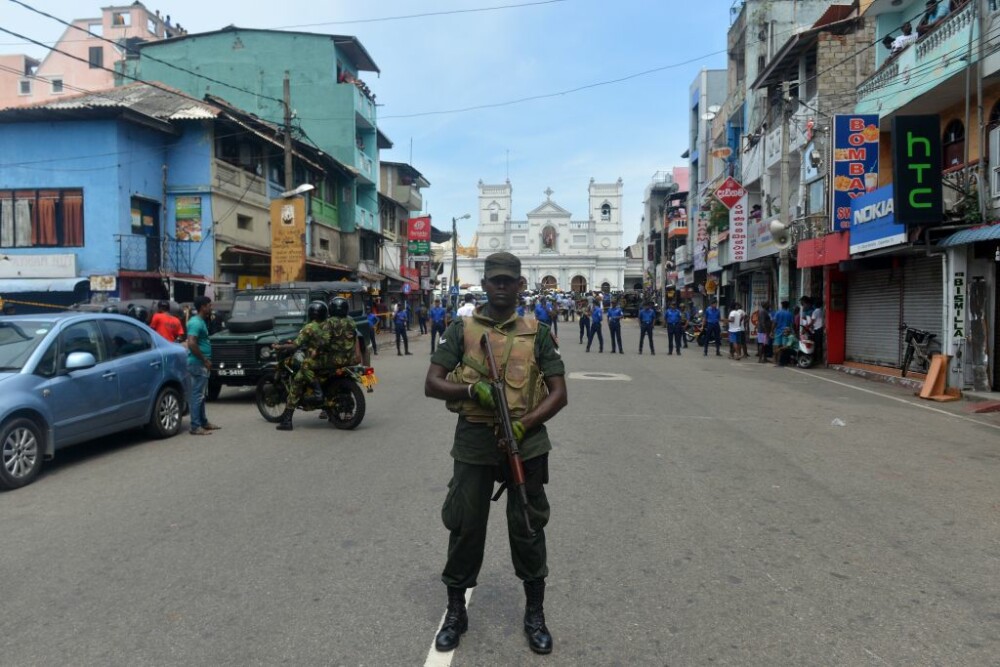 Atacuri în Sri Lanka: Peste 200 de morţi. Polițiști, uciși în timp ce erau pe urmele suspecților - Imaginea 1