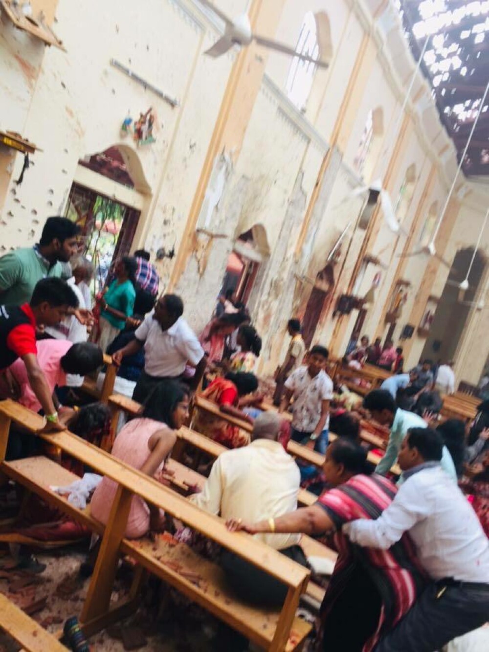 Primele secunde după atacul asupra unei biserici din Sri Lanka. IMAGINI ȘOCANTE - Imaginea 1