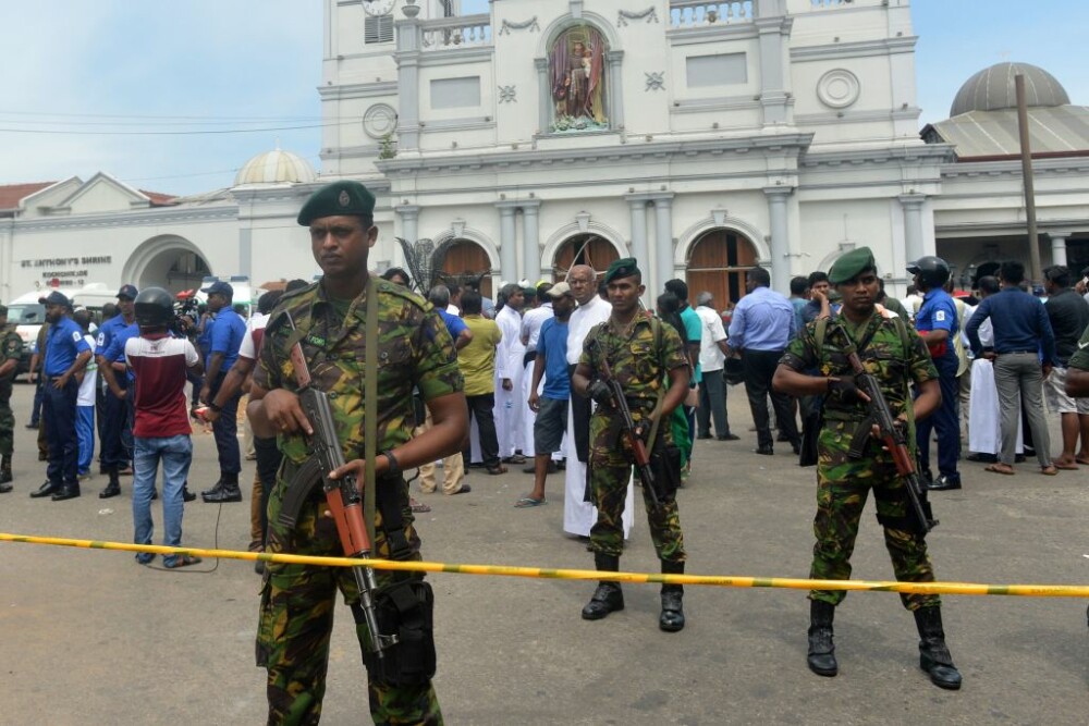 Atacuri în Sri Lanka: Peste 200 de morţi. Polițiști, uciși în timp ce erau pe urmele suspecților - Imaginea 17