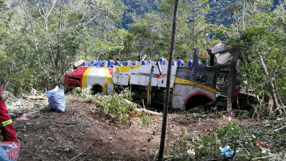 Zeci de morți și răniți, după ce un autocar s-a răsturnat într-o râpă de 200 metri. VIDEO - Imaginea 1