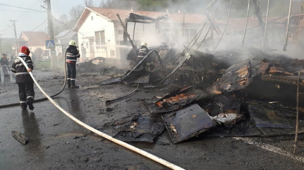 Scene de groază pe DN 6, în Caraș-Severin. Un TIR a ars ca o torță, după un accident - Imaginea 4