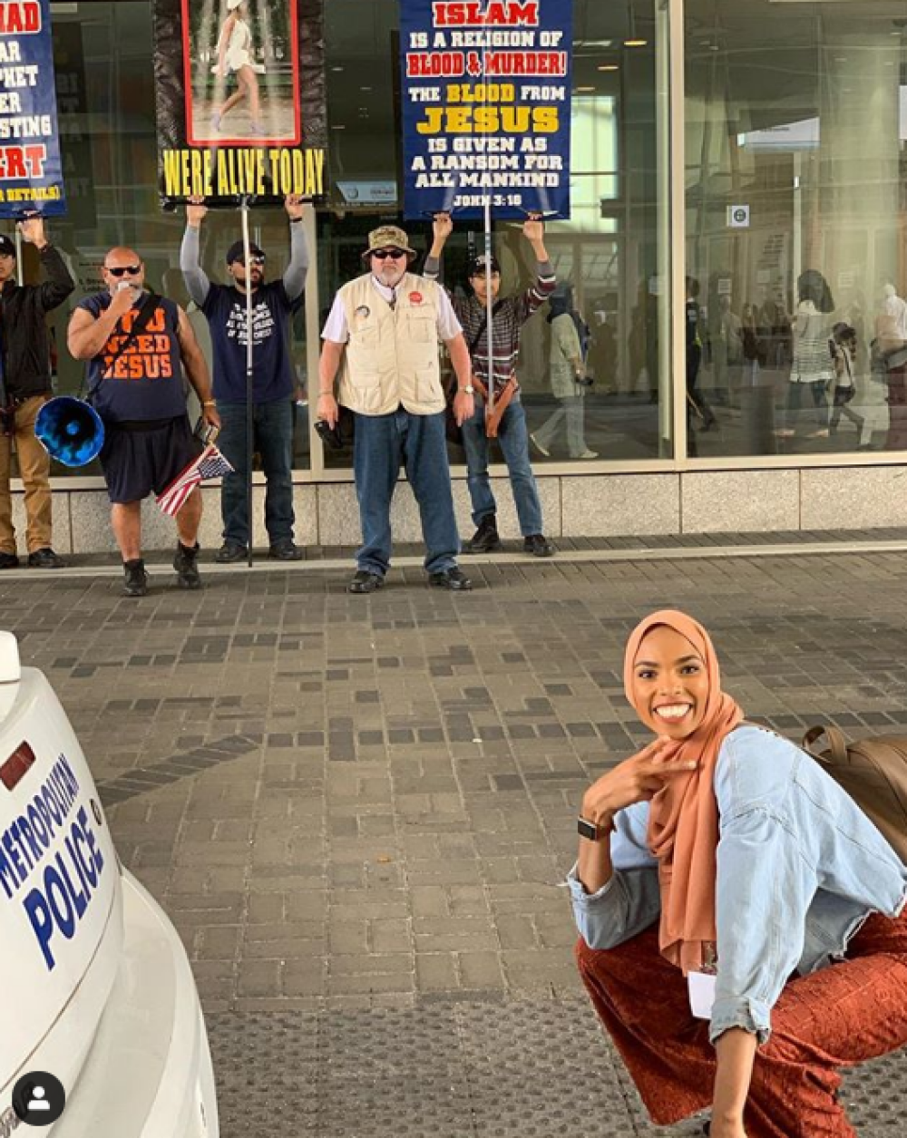 Imaginile cu o femeie musulmană care au devenit virale. Cum a apărut la un protest. FOTO - Imaginea 1
