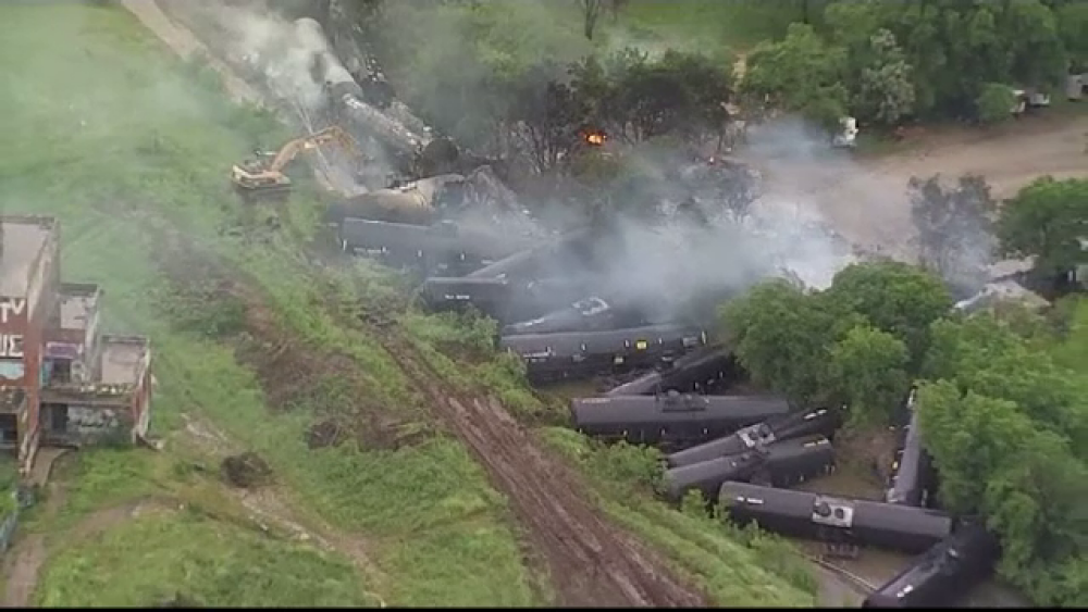 Locuințe evacuate în regim de urgență, din cauza unui tren deraiat. Ce substanță transporta - Imaginea 2