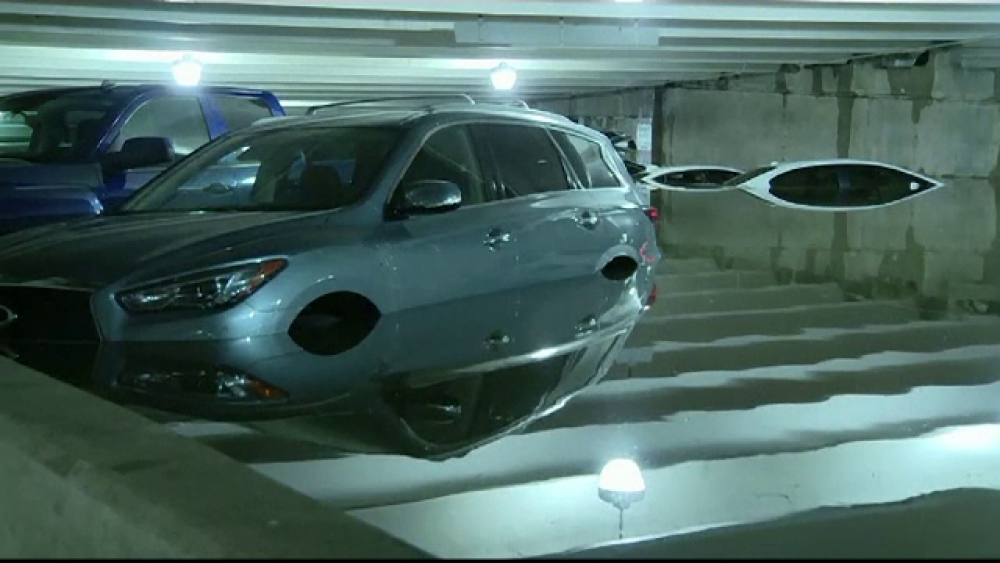 Mașinile dintr-o parcare, acoperite de apă. Ce s-a întâmplat - Imaginea 1