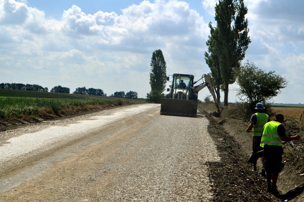 O treime din drumurile României, pietruite sau de pământ. Avem şi un DN 