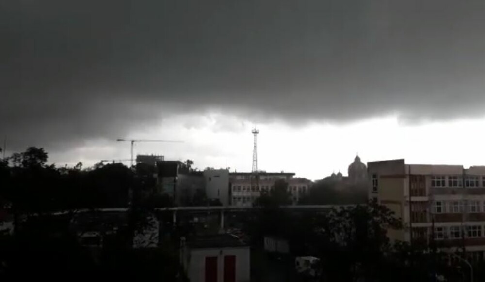 Furtună cu grindină la Timișoara! Vântul a rupt copaci și a smuls acoperișuri. VIDEO - Imaginea 1