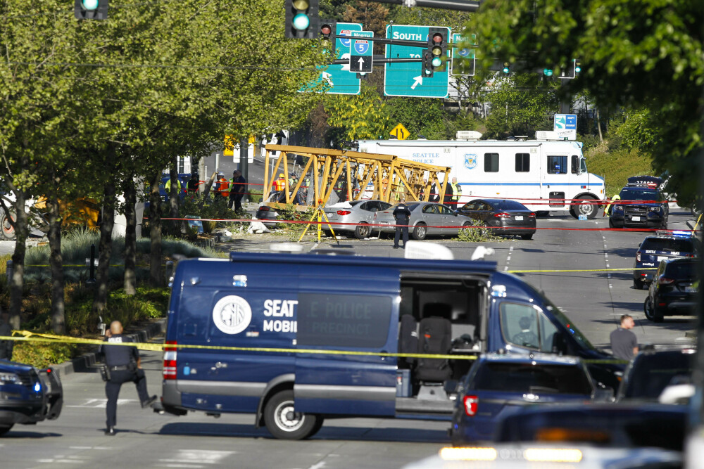 O macara s-a prăbușit peste 6 mașini în Seattle. Patru oameni au murit. FOTO - Imaginea 5
