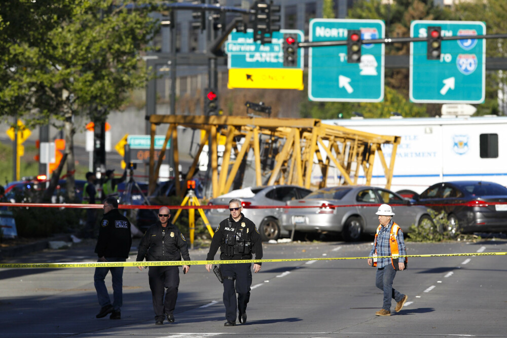 O macara s-a prăbușit peste 6 mașini în Seattle. Patru oameni au murit. FOTO - Imaginea 3