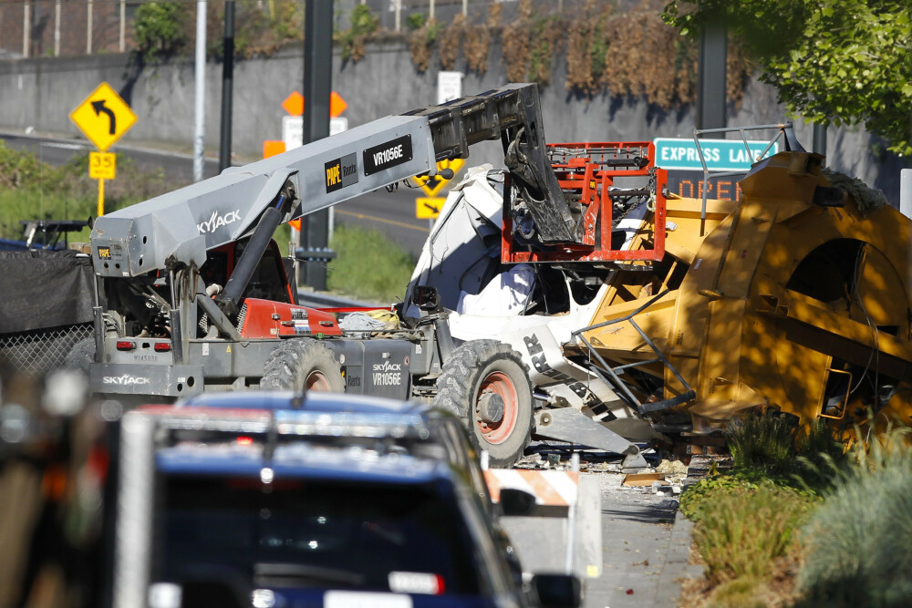 O macara s-a prăbușit peste 6 mașini în Seattle. Patru oameni au murit. FOTO - Imaginea 2