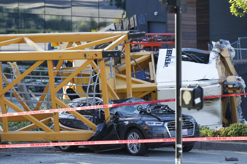 O macara s-a prăbușit peste 6 mașini în Seattle. Patru oameni au murit. FOTO - Imaginea 1