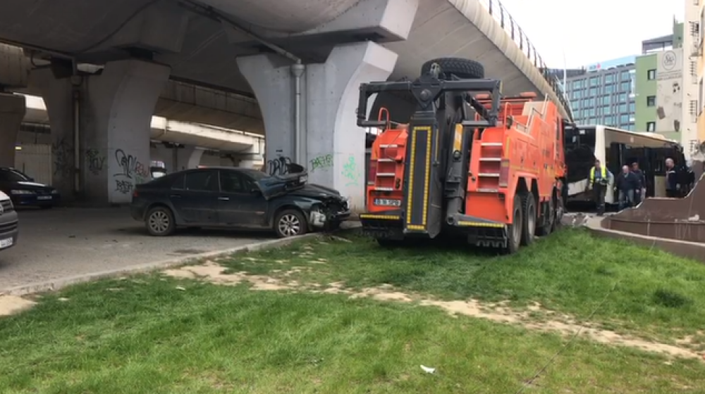 Un autobuz STB a lovit 4 mașini și s-a oprit într-un bloc. Patru oameni au fost răniți - Imaginea 3