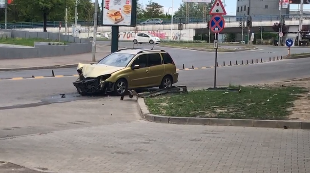 Un autobuz STB a lovit 4 mașini și s-a oprit într-un bloc. Patru oameni au fost răniți - Imaginea 4