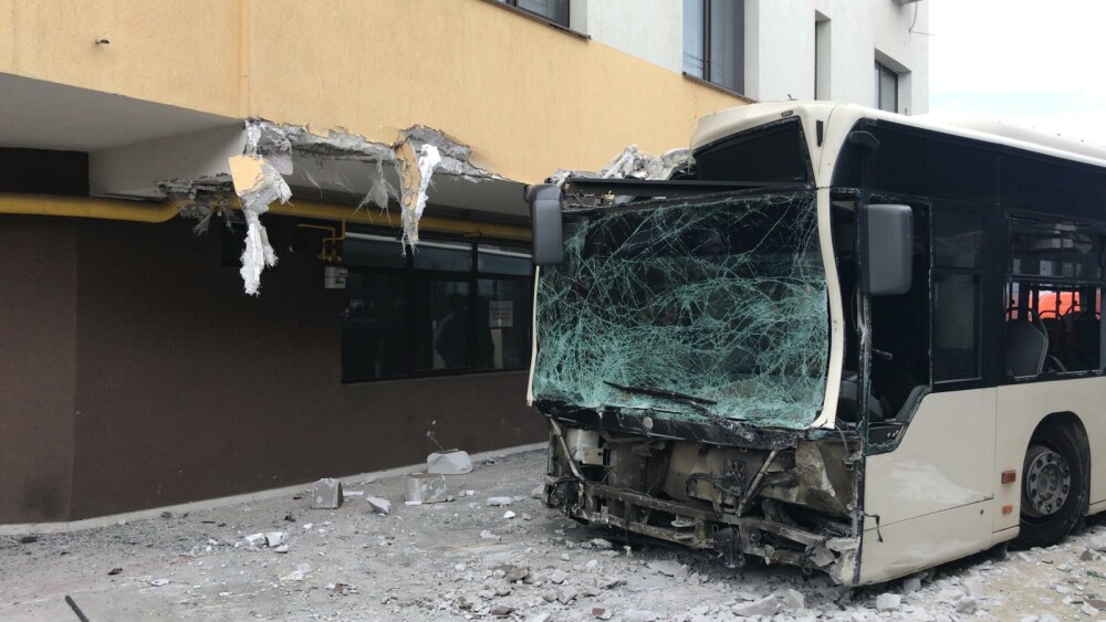 Un autobuz STB a lovit 4 mașini și s-a oprit într-un bloc. Patru oameni au fost răniți - Imaginea 5