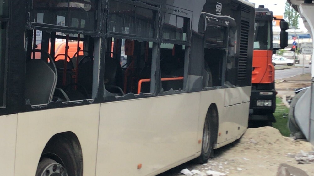 Un autobuz STB a lovit 4 mașini și s-a oprit într-un bloc. Patru oameni au fost răniți - Imaginea 6