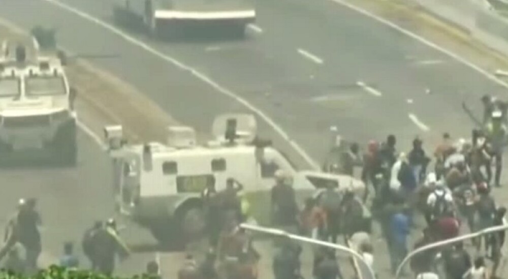 Violențe în Venezuela. Vehicule ale armatei au intrat în mulțime, în Caracas. VIDEO - Imaginea 1
