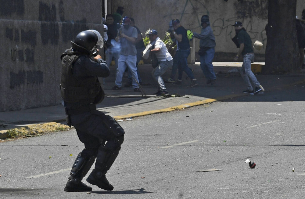 Colonel venezuelean, susținător al lui Maduro, împușcat în gât. Anunțul președintelui - Imaginea 6