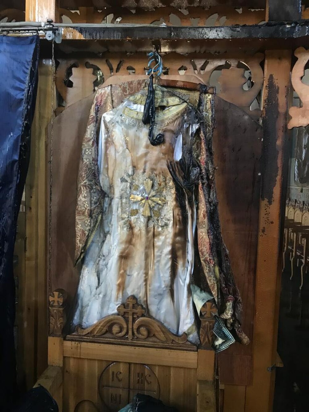 Incendiu la o biserică din Arad. Biblia și Tricolorul au scăpat din calea flăcărilor - Imaginea 4