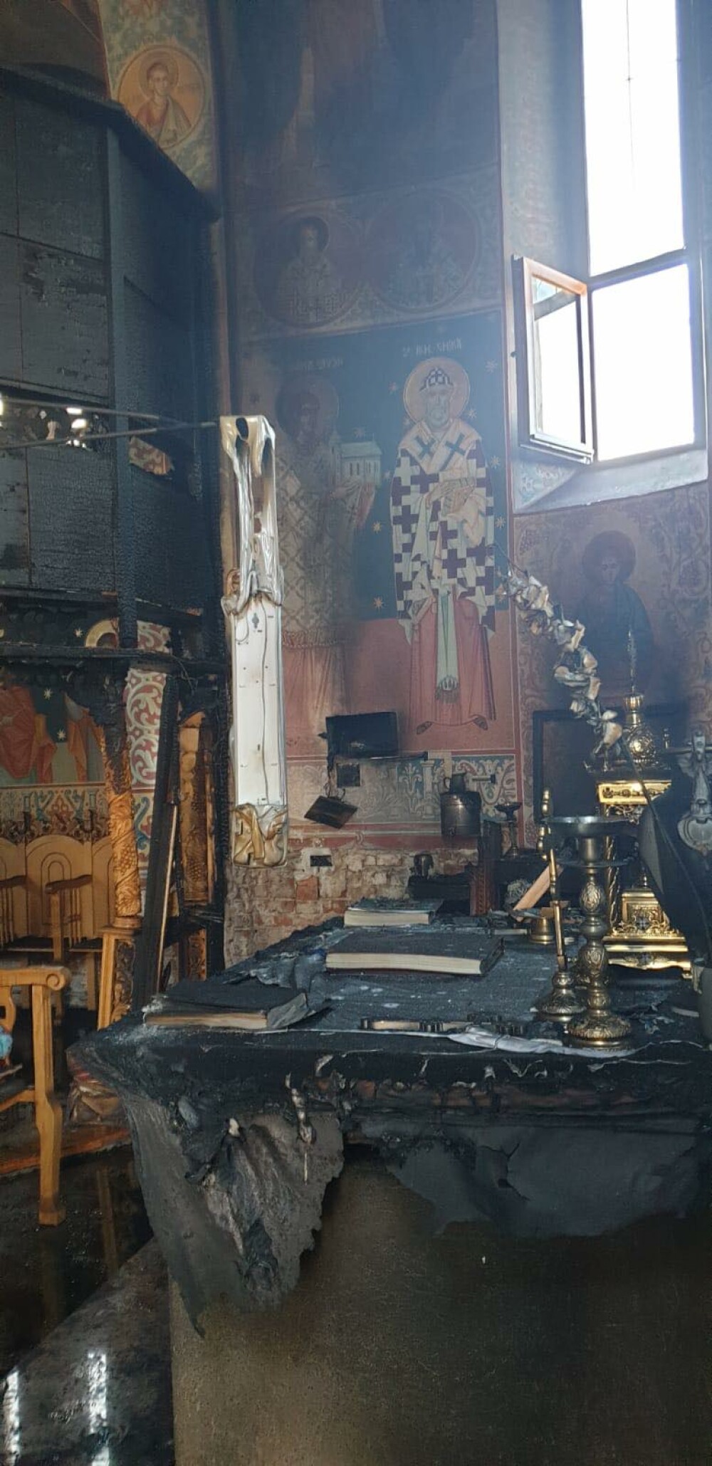 Incendiu la o biserică din Arad. Biblia și Tricolorul au scăpat din calea flăcărilor - Imaginea 6