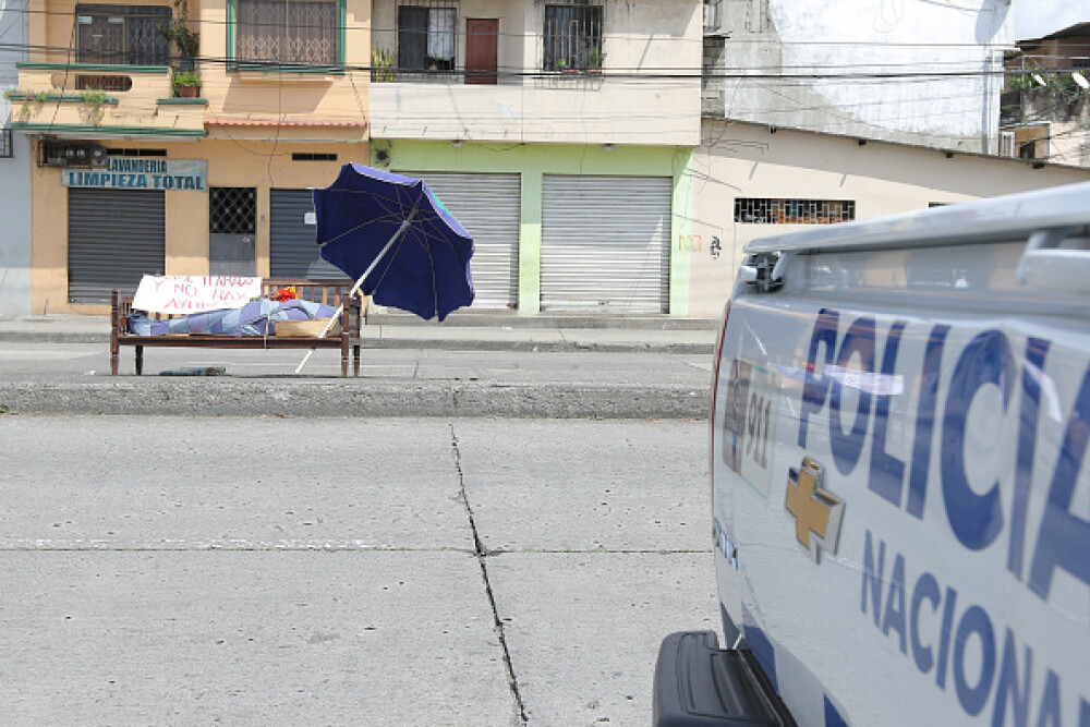 Familii blocate cu cadavre în case în Ecuador. Multe au fost abandonate pe străzi - Imaginea 5