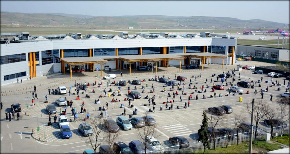 Măsurile luate în Aeroportul Cluj după ce mii de oameni au așteptat înghesuiți - Imaginea 4