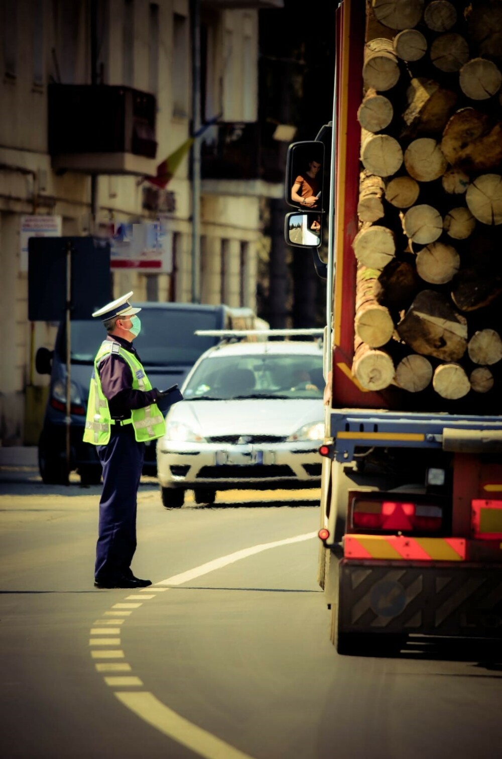 106 dosare penale și 2.000 de metri cubi de lemn confiscat. Totul într-o singură săptămână. GALERIE FOTO și VIDEO - Imaginea 5