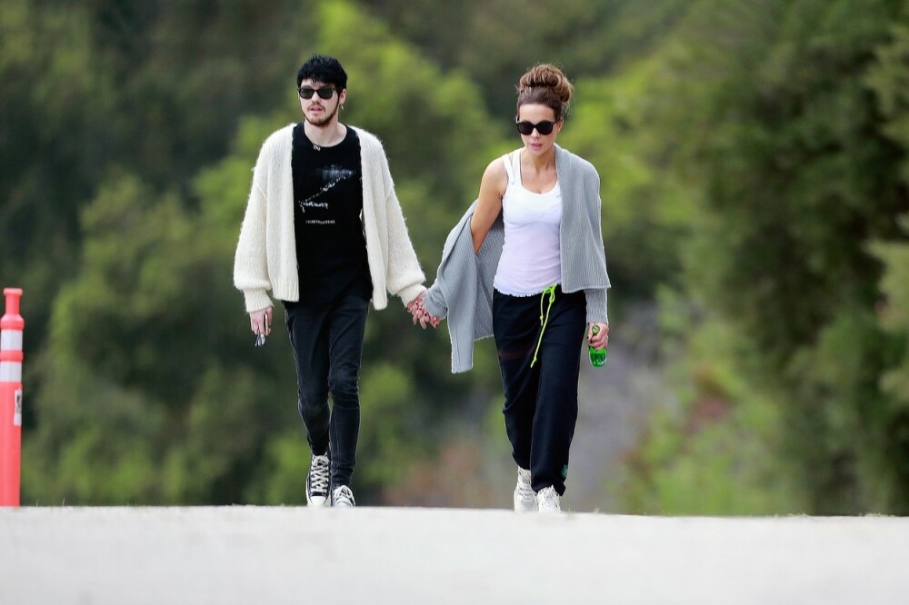 Actrița Kate Beckinsale, surprinsă la plimbare cu iubitul mai tânăr cu 24 de ani - Imaginea 2