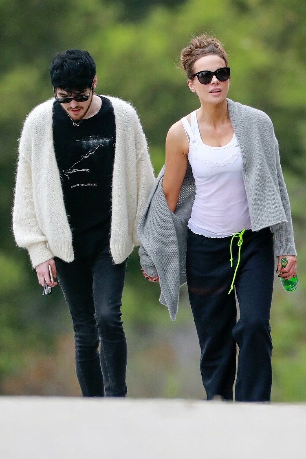 Actrița Kate Beckinsale, surprinsă la plimbare cu iubitul mai tânăr cu 24 de ani - Imaginea 3