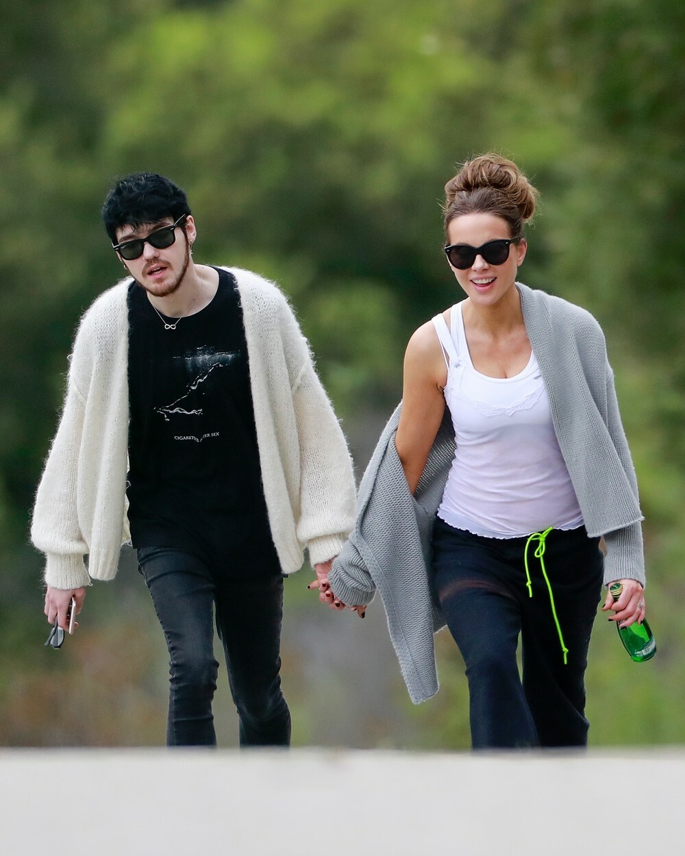 Actrița Kate Beckinsale, surprinsă la plimbare cu iubitul mai tânăr cu 24 de ani - Imaginea 4