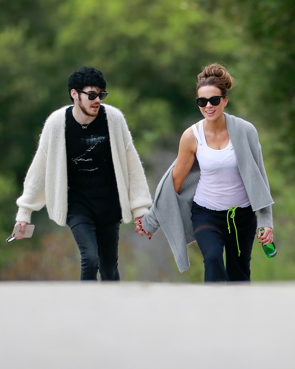 Actrița Kate Beckinsale, surprinsă la plimbare cu iubitul mai tânăr cu 24 de ani - Imaginea 5