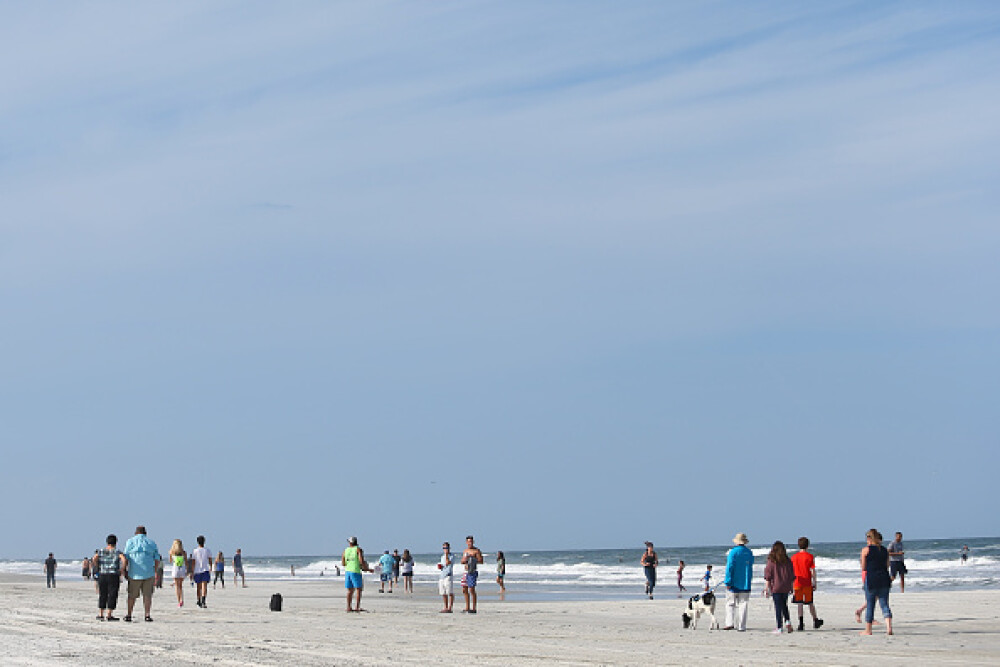 Mii de americani au luat cu asalt plajele din Florida, după relaxarea restricțiilor - Imaginea 11