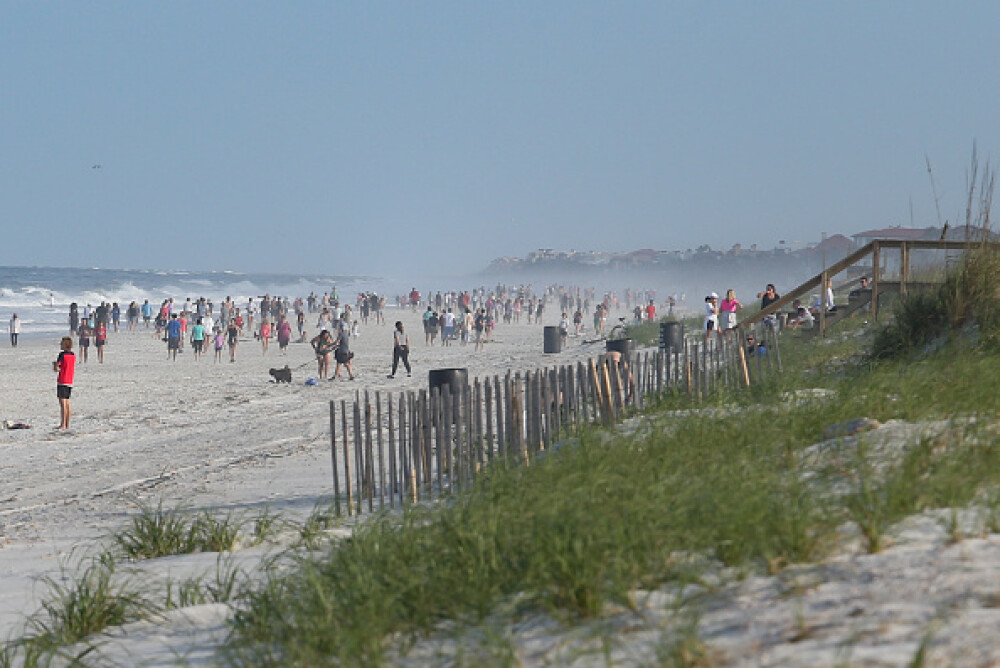Mii de americani au luat cu asalt plajele din Florida, după relaxarea restricțiilor - Imaginea 10