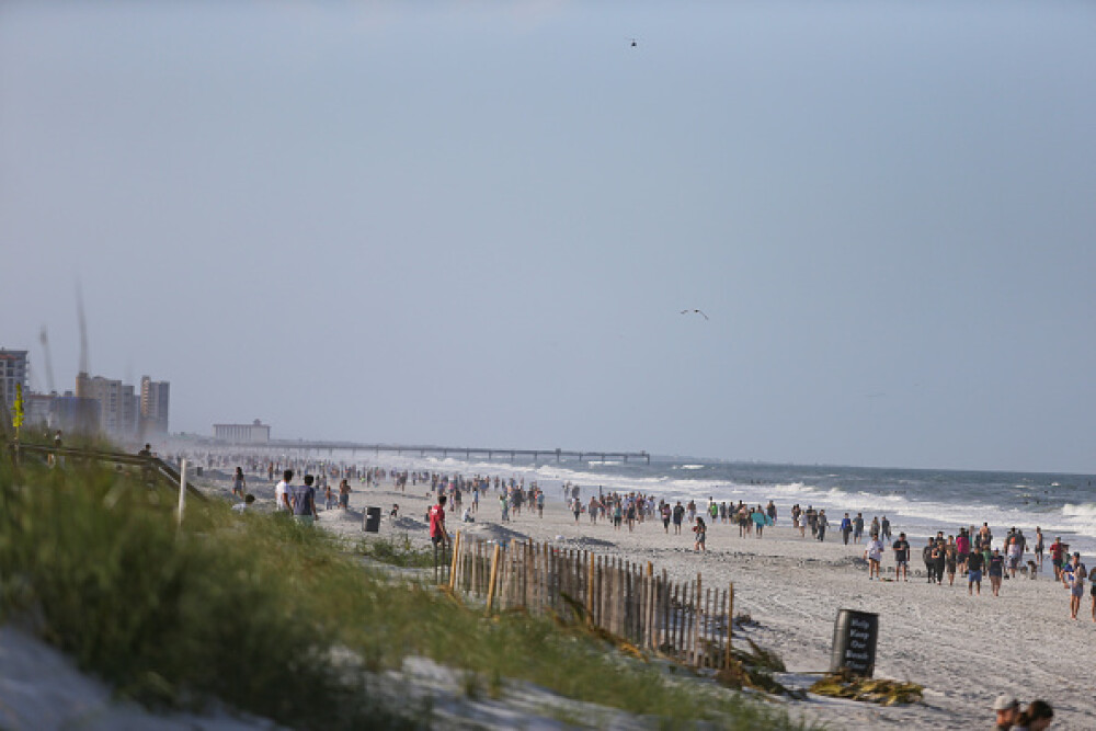 Mii de americani au luat cu asalt plajele din Florida, după relaxarea restricțiilor - Imaginea 9