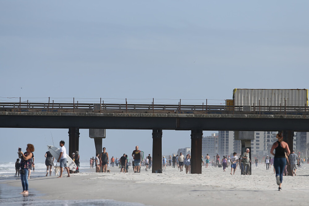 Mii de americani au luat cu asalt plajele din Florida, după relaxarea restricțiilor - Imaginea 8
