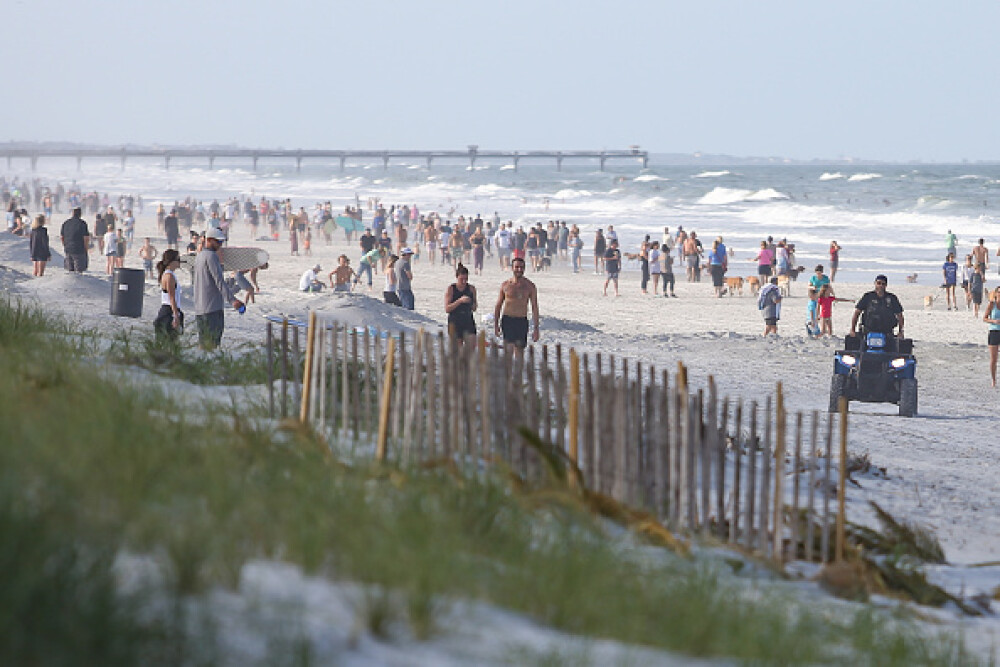 Mii de americani au luat cu asalt plajele din Florida, după relaxarea restricțiilor - Imaginea 5