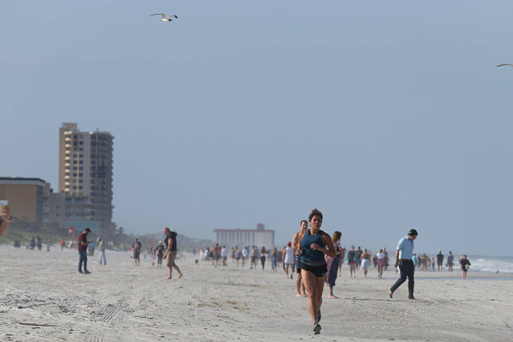 Mii de americani au luat cu asalt plajele din Florida, după relaxarea restricțiilor - Imaginea 3