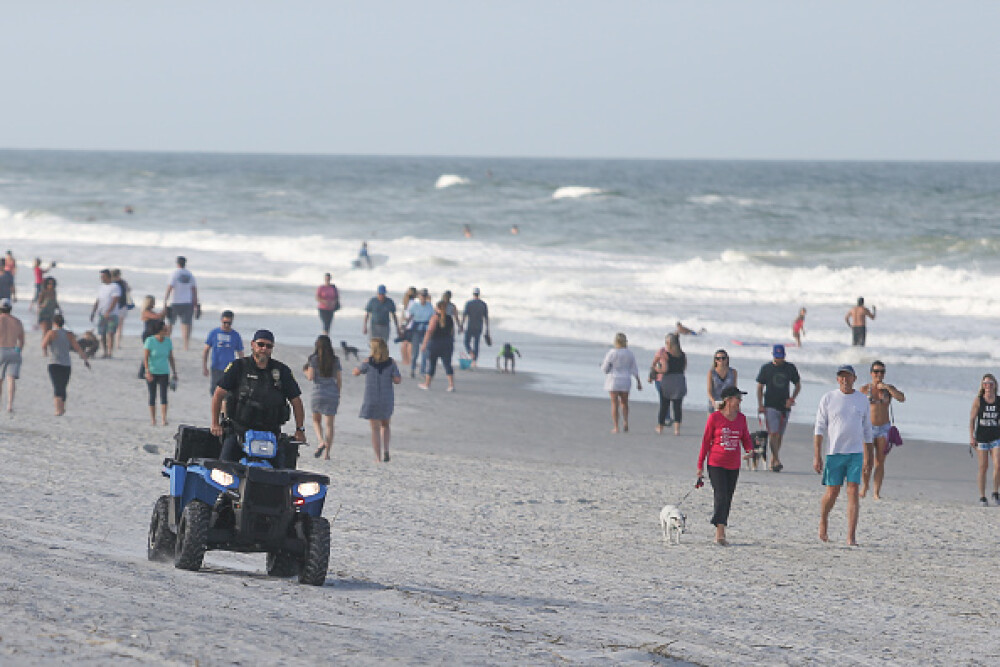 Mii de americani au luat cu asalt plajele din Florida, după relaxarea restricțiilor - Imaginea 1