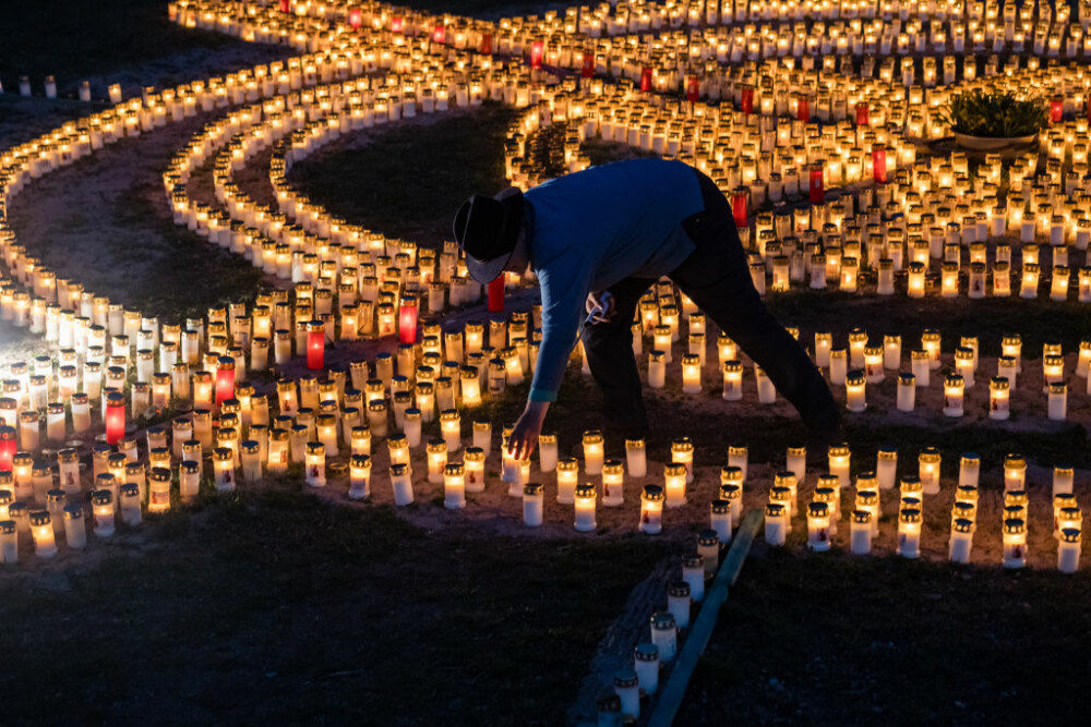 A făcut o cruce uriașă din candele, în curtea sa, în memoria victimelor răpuse de Covid-19. GALERIE FOTO - Imaginea 2