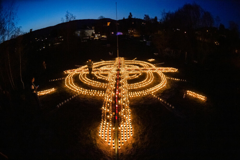 A făcut o cruce uriașă din candele, în curtea sa, în memoria victimelor răpuse de Covid-19. GALERIE FOTO - Imaginea 4