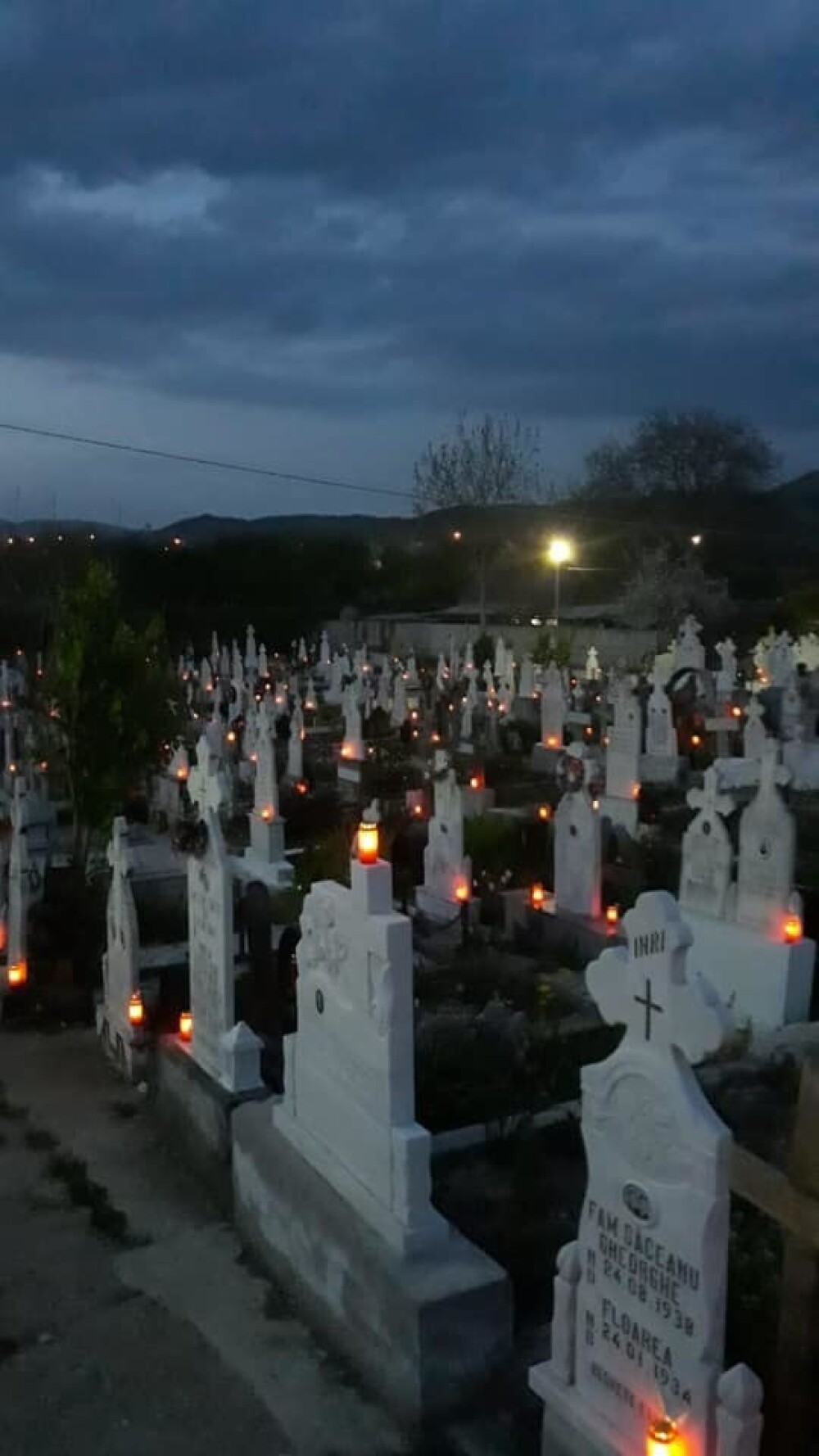 18.000 de candele, aprinse în cimitirele din Râmnicu Vâlcea în noaptea de Înviere - Imaginea 7