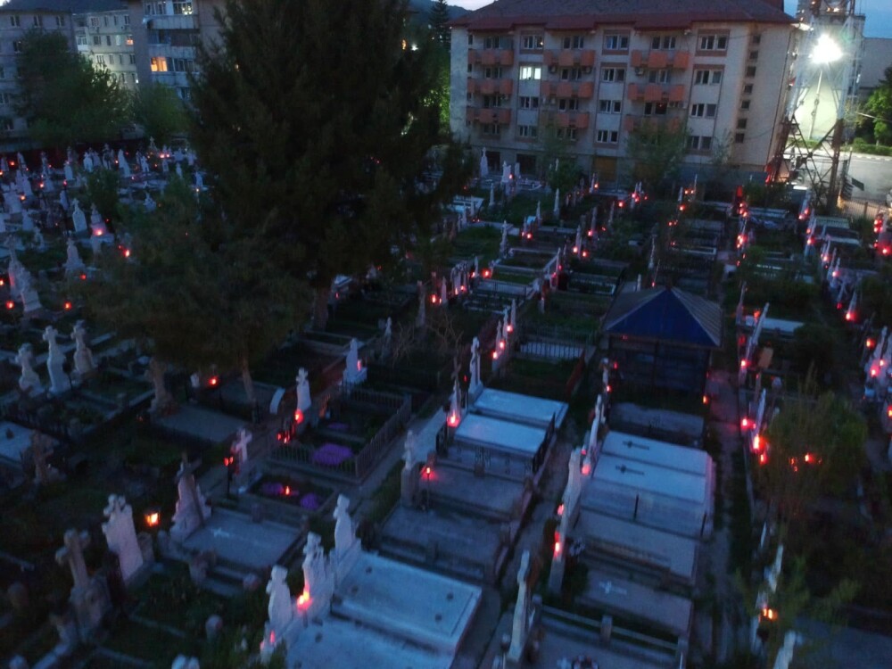 18.000 de candele, aprinse în cimitirele din Râmnicu Vâlcea în noaptea de Înviere - Imaginea 6