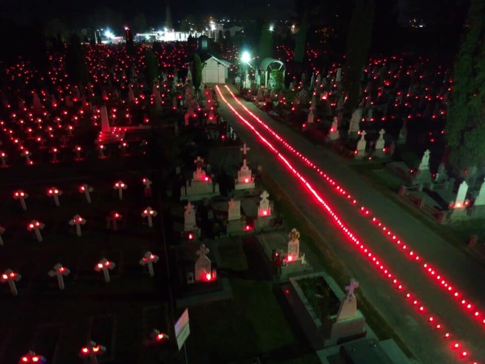 18.000 de candele, aprinse în cimitirele din Râmnicu Vâlcea în noaptea de Înviere - Imaginea 5
