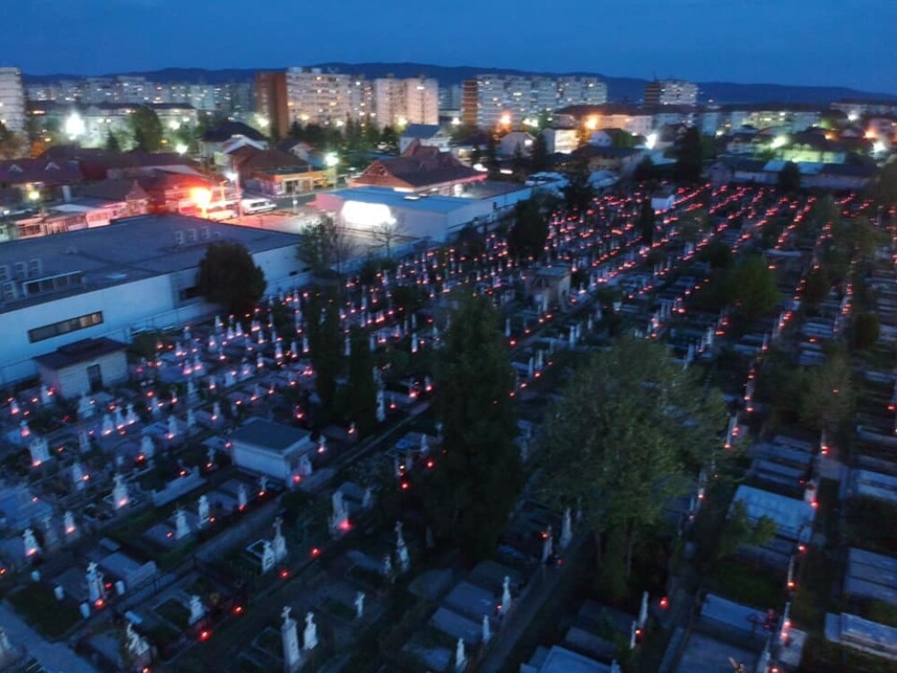 18.000 de candele, aprinse în cimitirele din Râmnicu Vâlcea în noaptea de Înviere - Imaginea 2