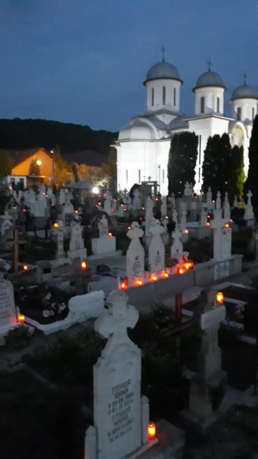 18.000 de candele, aprinse în cimitirele din Râmnicu Vâlcea în noaptea de Înviere - Imaginea 1