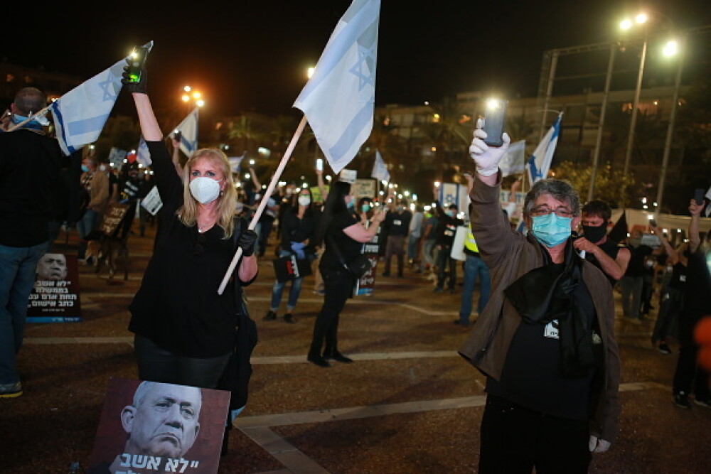 Mii de oameni au protestat în Tel Aviv, respectând distanțarea socială de 2 metri. FOTO - Imaginea 19