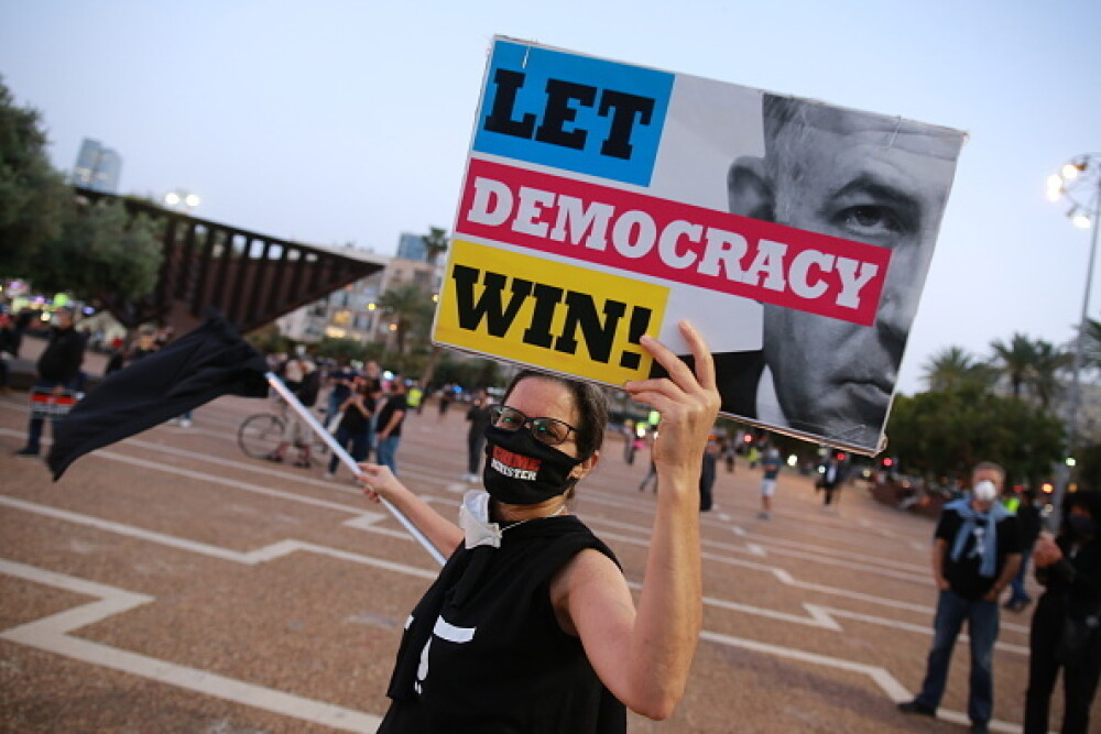 Mii de oameni au protestat în Tel Aviv, respectând distanțarea socială de 2 metri. FOTO - Imaginea 18